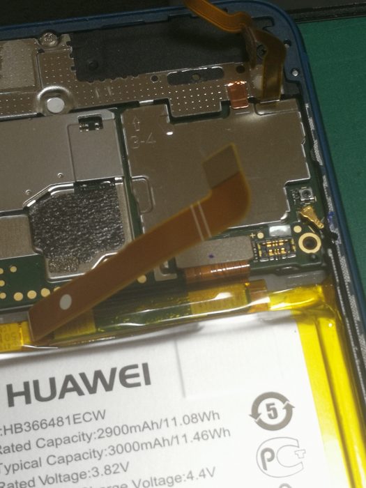 スマホのバッテリー交換 Huawei ファーウェイ P10 Liteのバッテリーを交換 両面テープには気をつけよう ずくトラ ずくを出してトライする どんどんチャレンジ ずくトラ ずくを出してトライする どんどんチャレンジ